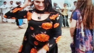 Desi pakistani shemales dance and boobs show